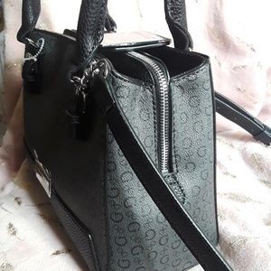 GUESS hand bag/Cross Body
